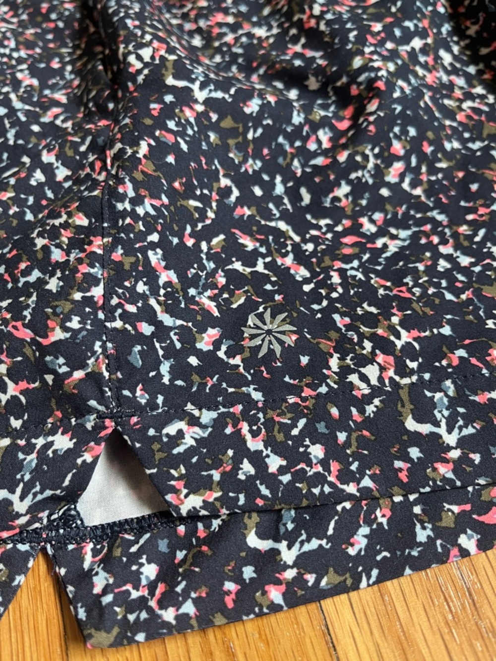 ATHLETA Weekender Mid Rise 3" Run Short Sz M Misha camo navy - Picture 3 of 12
